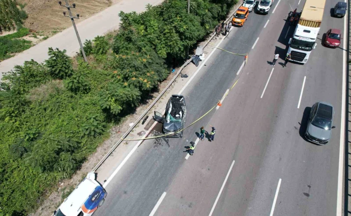 Tıra arkadan çarpan otomobilin tavanı koptu: Uzman onbaşı hayatını kaybetti 