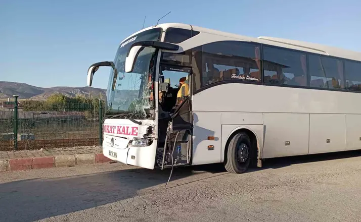 Tokat’ta otobüs ile traktör çarpıştı: 1 yaralı
