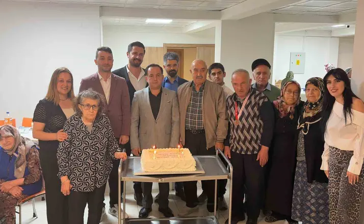 Tosya’da huzurevi sakinleriyle yaş pasta kesildi
