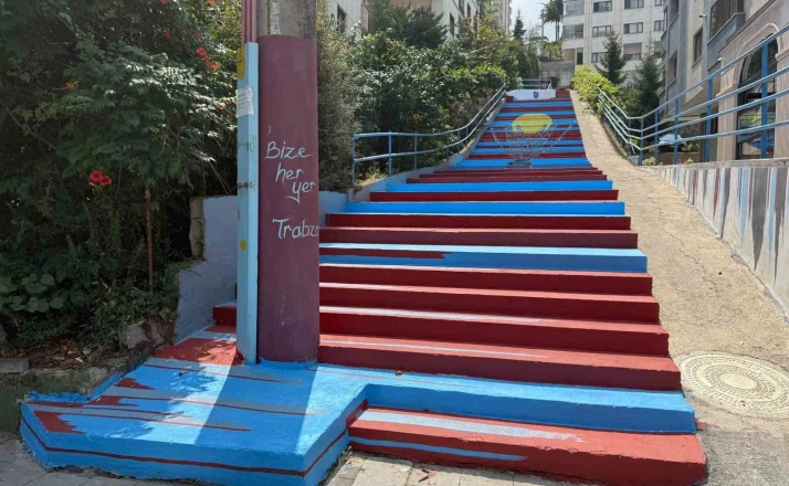 Trabzon’da kaldırımlar bordo maviye boyanıyor 