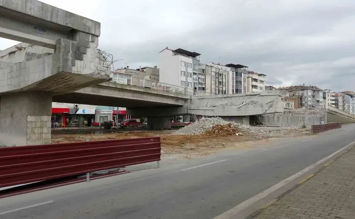Trabzon’da Reşadiye Viyadüğünde yıkım çalışmaları sürüyor
