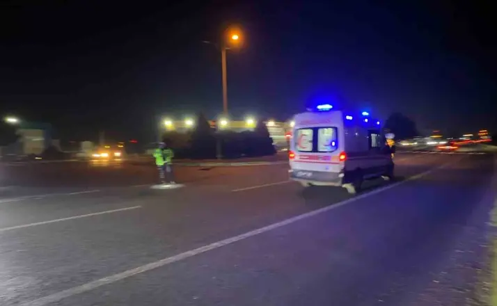 Trafikte kalan ambulansa polis ekiplerinden hızlı müdahale
