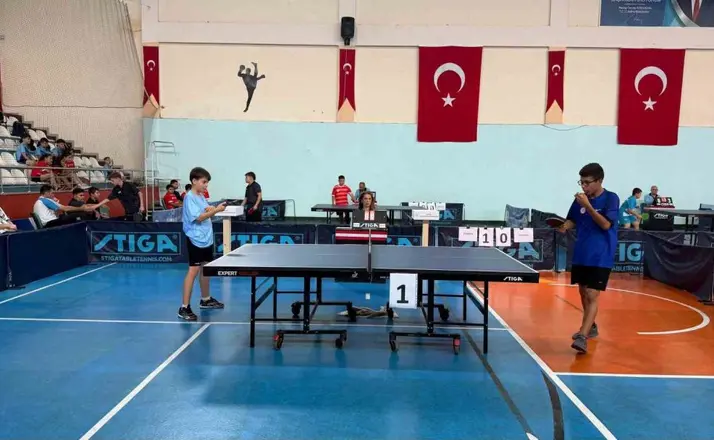 Türkiye’nin genç masa tenisçileri Hopa’da şampiyonluk için yarışıyor
