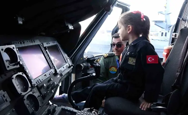 Uçakları camdan izliyordu, TEKNOFEST’te kokpite oturdu: 6 yaşındaki Meryem’in F-16 hayali
