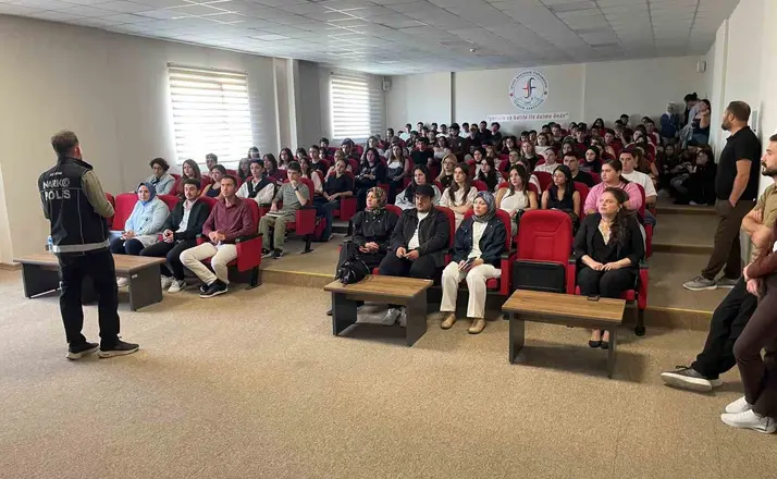 Üniversite öğrencilerine bağımlılıkla mücadele eğitimi verildi
