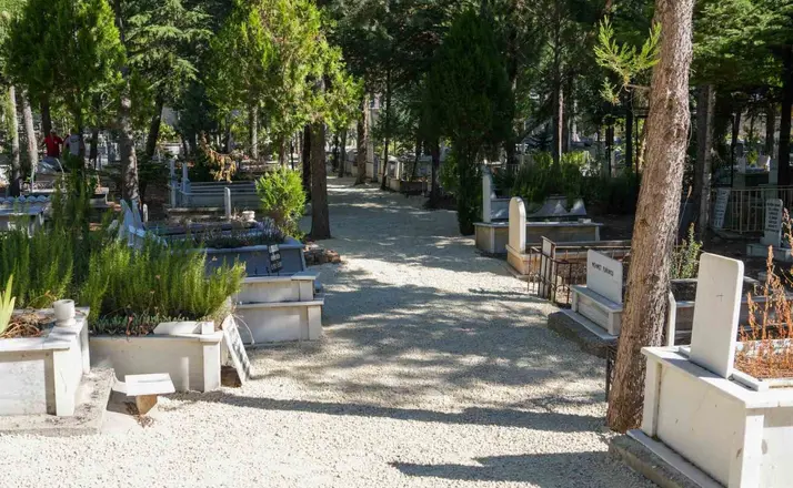Uşak Belediyesi mezarlık yollarını bakıma aldı
