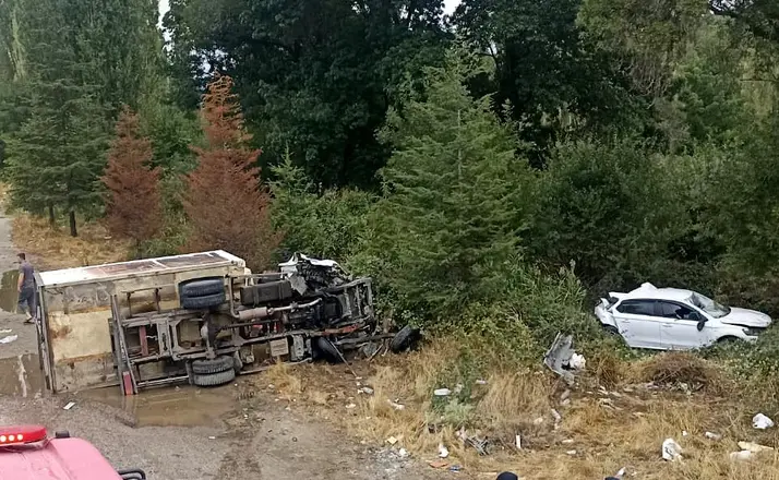 Uşak’ta kamyonet yol kenarından duran otomobile ve dışındaki abi kardeşe çarptı: 3 ağır yaralı

