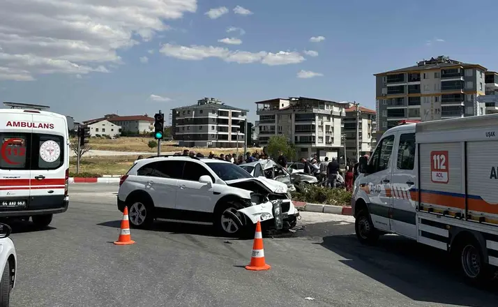 Uşak’ta otomobil ile cip çarpıştı: 3 yaralı
