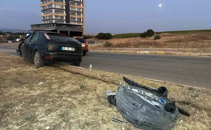 Uşak’ta otomobil refüje çıktı: 2 yaralı
