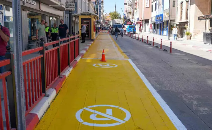 Uşak’ta yol çizgileri yenileniyor
