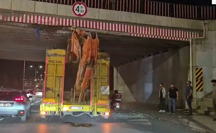 Üst geçide sıkışan tır trafiği aksattı

