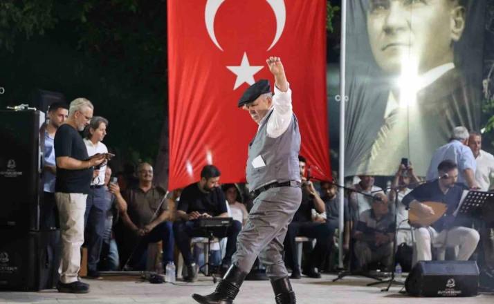Üstat ve genç efeler ’Zeybek Ateşi’ni yaktı 