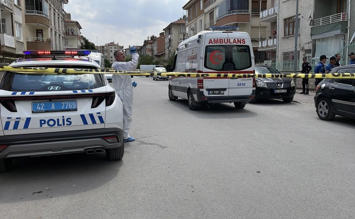 Üvey annesi ile kız kardeşinin boğazını keserek öldürdü