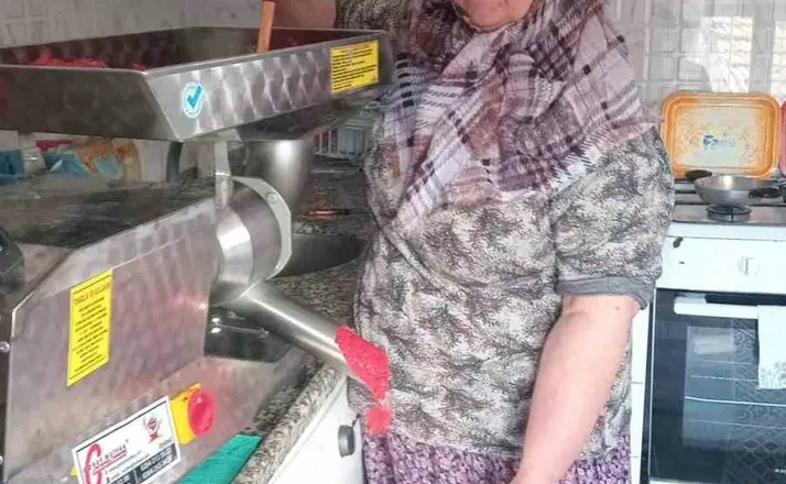 Uzunköprü’de kadınlara salça makinesi desteği
