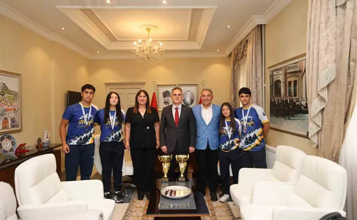 Vali Akbıyık Türkiye şampiyonu olan Yıldız rafting sporcularını ağırladı
