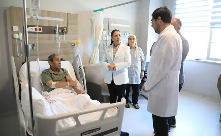 Vali Arslan Kıbrıs Gazisini hastanede ziyaret etti
