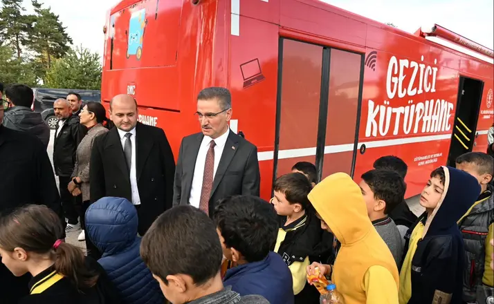 Vali Aydın Baruş, gezici kütüphanede çocuklarla bir araya geldi
