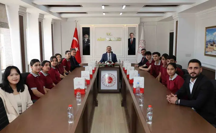 Vali Bozkurt öğrencilerle bir araya geldi
