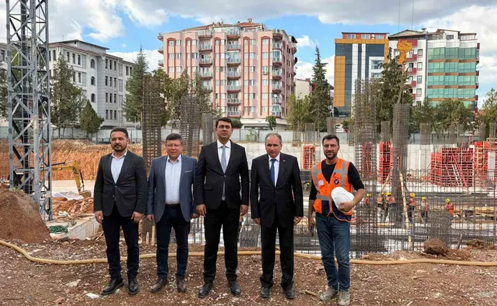 Vali Kartal, yapımı devam eden öğretmenevi ve sanat okulu inşaatını inceledi
