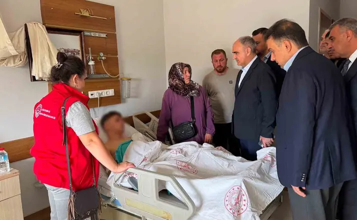 Vali Özkan’dan yaralı öğrencilere ziyaret
