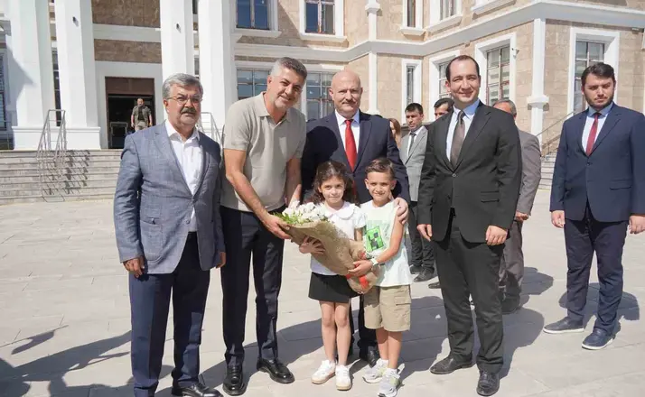 Vali ve milletvekili, çocuklarla ’o piti piti’ oynadı
