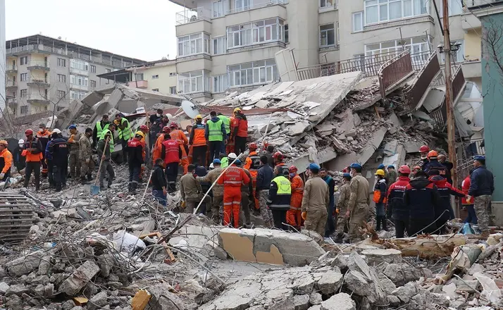 Vali yardımcısının yargılandığı enkaz demirleri davasında ilk duruşma
