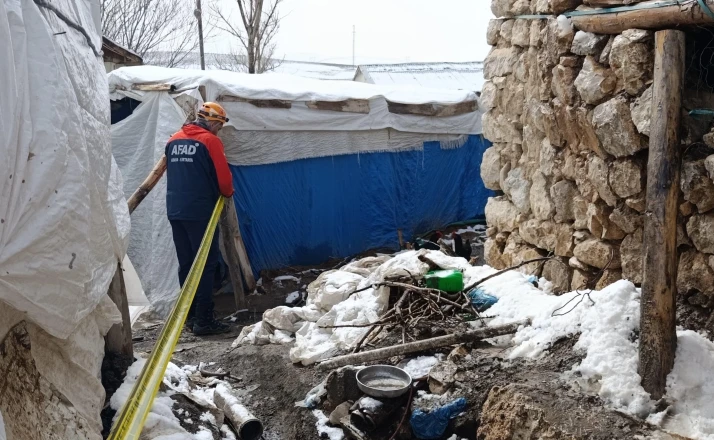 Van’daki depremde bir ahırın duvarı çöktü