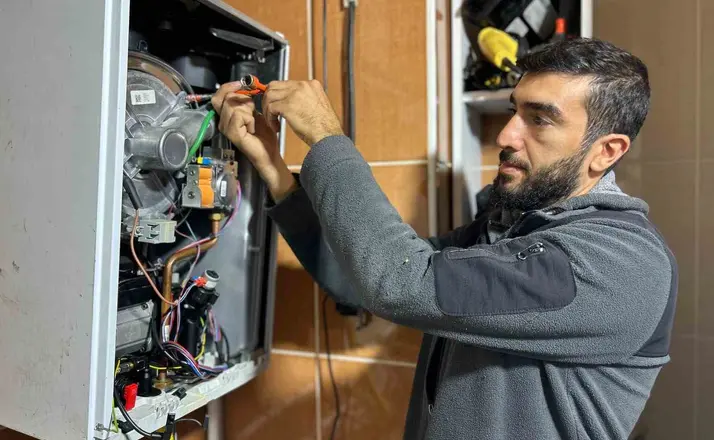 Van’da kombi ustalarının kış mesaisi başladı
