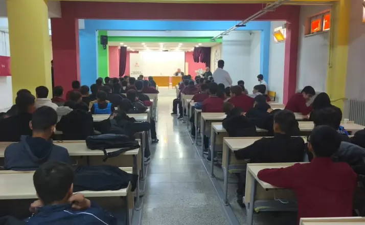 Van’da liseli gençlere yönelik ‘Peygamber Efendimiz ve güzel ahlak’ konferansı düzenlendi
