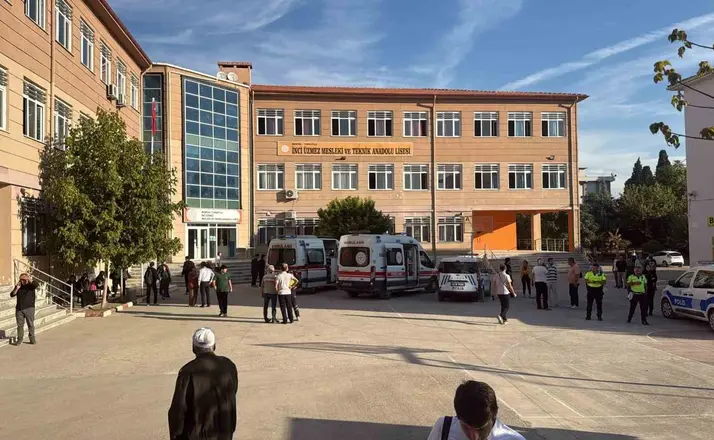Veliler silah seslerinin yükseldiği okula akın etti
