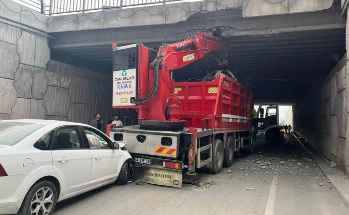 Vinç köprüye, otomobil de vince çarptı: 4 yaralı
