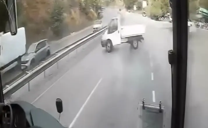 Virajı alamayan kamyonet spin attı: O anlar kamerada
