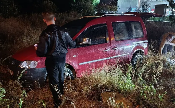 Yağışlı havada yoldan çıkan hafif ticari araç devrildi: 2 yaralı
