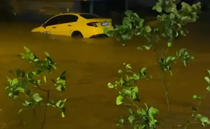 Yalova’da sağanakta dereler taştı, araçlar suda sürüklendi

