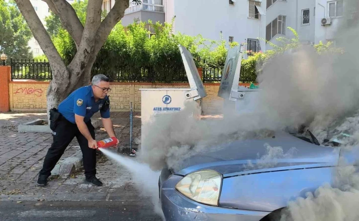 Yanan araca bahçe hortumu ve yangın tüpü ile müdahale ettiler 