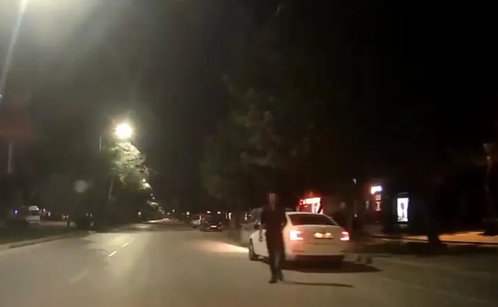 Yanından hızlıca geçen maganda sürücüyü uyardı, saldırıya uğradı

