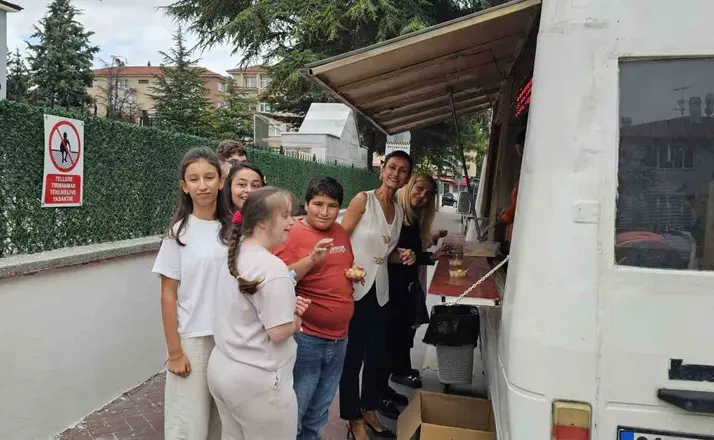 Yeni eğitim yılına tatlı başlangıç: Lokma dağıtıldı
