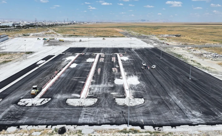 Yeni kamyon garajı için asfalt çalışması yapılıyor