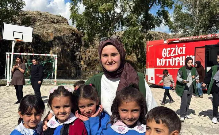 Yeşilay’dan Çerme Köyü’ndeki çocuklara anlamlı ziyaret
