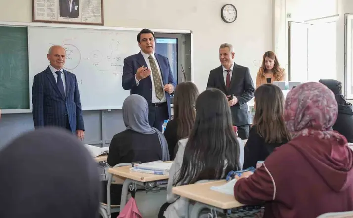 Yılmaz’dan üniversite öğrencilerine büyük destek
