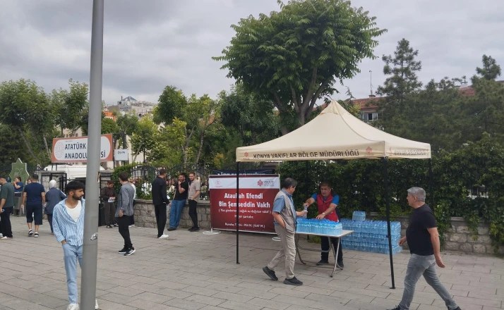 YKS sınavında öğrenci ve ailelere su dağıtıldı