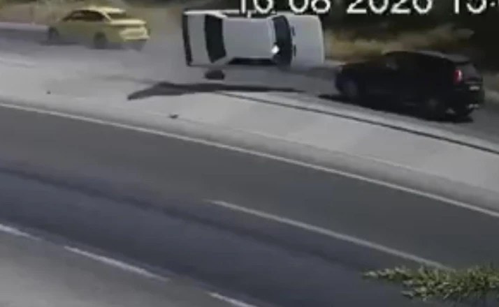 Yola fırlayan parçadan kurtulmak isterken karşı şeride uçarak 2 otomobille çarpıştı: 2 ölü