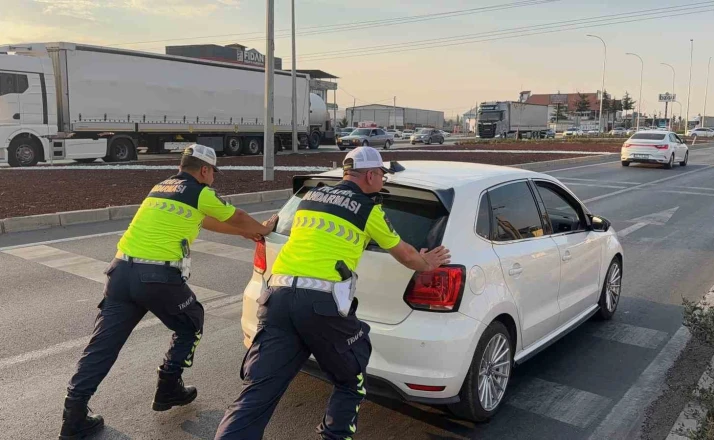 Yolda kalan sürücünün imdadına trafik jandarması yetişti 