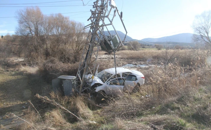 Yoldan çıkan otomobilin direğe çarpmasıyla 3 kişi yaralandı