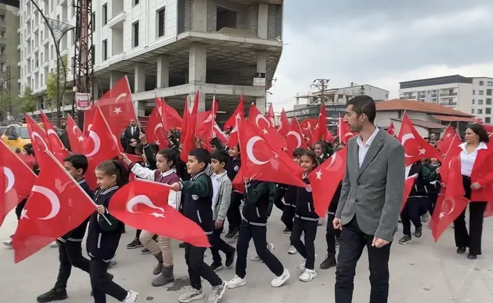 Yüksekova’da 110 metrelik dev bayrakla yürüyüş

