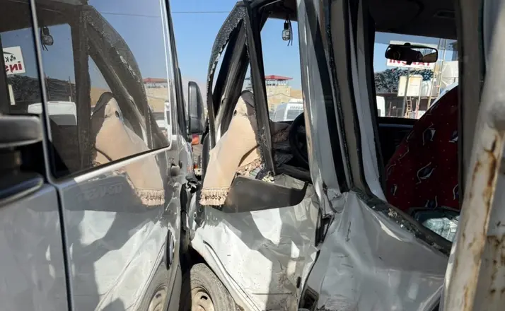 Yüksekova’da minibüs ile kamyonet çarpıştı: 10 yaralı
