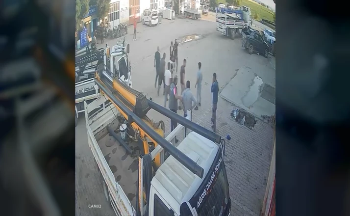 Yumruk, tokat ve tekmelerin havada uçuştuğu kavga kamerada