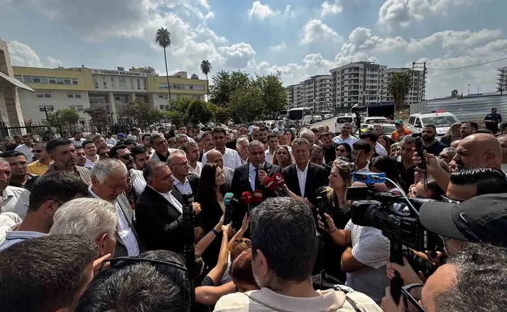 Yüreğir Belediyesi önünde başkan vekilliği kararına tepki
