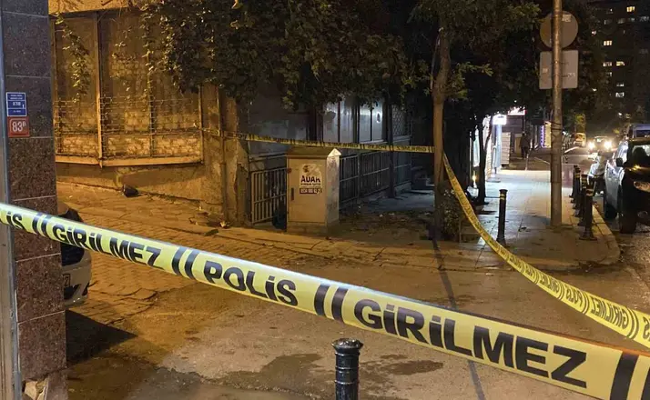 Zeytinburnu’nda iki grup arasındaki silahlı kavgada ev ve iş yerlerine mermi isabet etti
