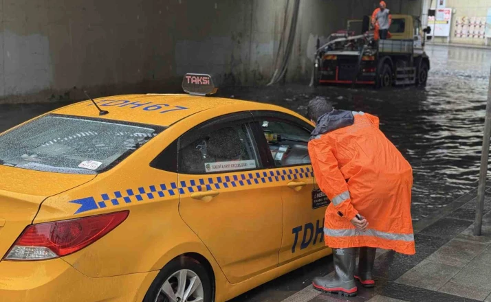 Zincirlikuyu alt geçidini sağanak sonrası su bastı, belediye ekipleri tahliye çalışması başlattı 